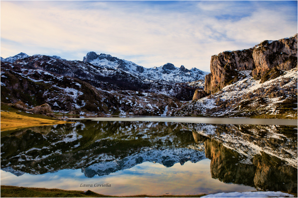 Reflejo de las montañas nevadas en las aguas cristalinas de los Lagos de Covadonga